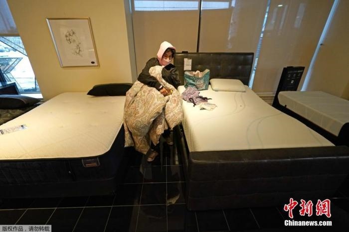 當(dāng)?shù)貢r(shí)間2月17日，美國(guó)得州的一家畫(huà)廊兼家具店內(nèi)，大批民眾來(lái)此避寒取暖，其中不乏一些人帶著被子來(lái)過(guò)夜。美國(guó)近日遭遇極寒天氣侵襲，多地氣溫創(chuàng)近年新低，其中得州災(zāi)情最嚴(yán)重，暴風(fēng)雪導(dǎo)致電網(wǎng)在酷寒中癱瘓，約400萬(wàn)居民家中長(zhǎng)時(shí)間停電。美國(guó)國(guó)家氣象局表示，得州休斯敦等地的氣溫甚至比靠近北極圈的阿拉斯加還要低。