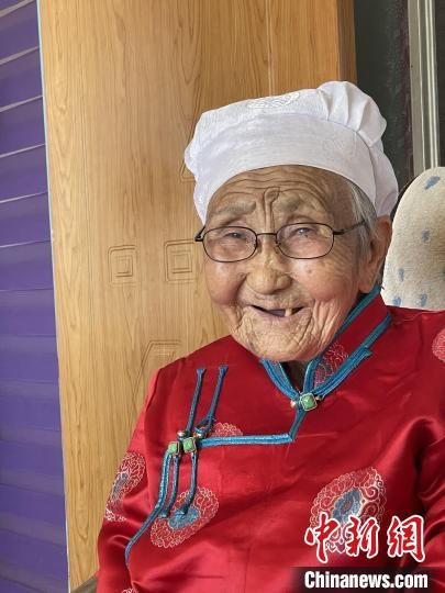 薩仁托婭拍攝的“草原母親”?！∷_仁托婭供圖