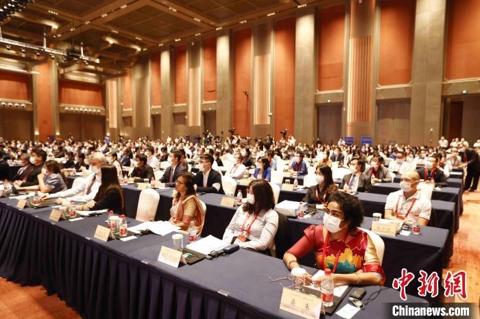 500余名專家學(xué)者、嘉賓代表以線上線下方式參加開幕式?！∈⒓样i 攝