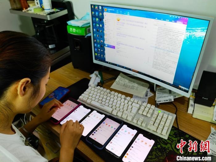 圖為網(wǎng)絡(luò)客服為網(wǎng)上“專車座套”客戶答疑釋惑?！巫雍?攝