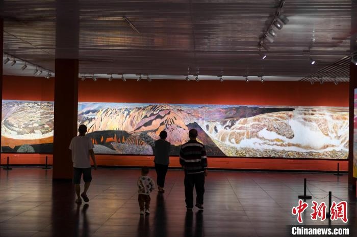 162米巨幅油畫(huà)長(zhǎng)卷《黃河》吸引市民駐足觀看?！钊A峰 攝