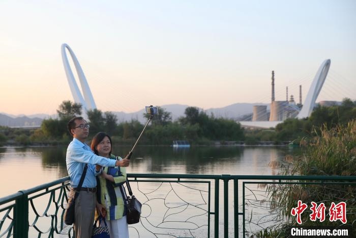 10月1日，北京冬奧公園內(nèi)的游客。　<a target='_blank' href='http://www.chinanews.com/'>中新社</a> 易海菲 攝