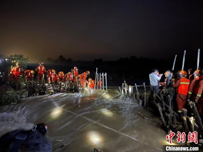 消防員分成左右兩路，同時發(fā)起決口封堵總攻。　閆旭輝 攝