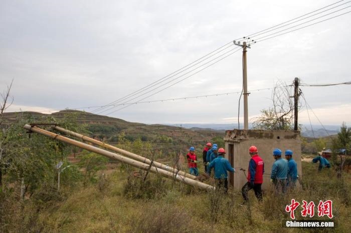 資料圖：10月11日，山西省靈石縣，電力工作人員在搶修電力設(shè)施。<a target='_blank' href='http://www.chinanews.com/'>中新社</a>記者 張?jiān)?攝 　