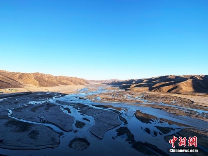 果洛州達(dá)日縣境內(nèi)的黃河。青海省果洛州地處三江源腹地，黃河在果洛境內(nèi)蜿蜒760公里，是“中華水塔”的重要組成部分和國家重要的生態(tài)安全屏障。<a target='_blank' href='http://www.chinanews.com/'>中新社</a>記者 孫睿 攝