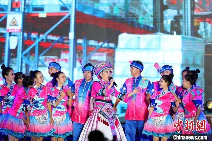 專場(chǎng)晚會(huì)上的民族歌舞表演?！涕L嬌 攝