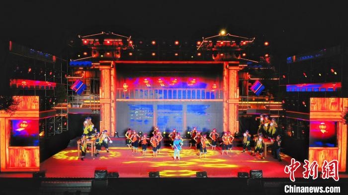 2021昭君文化旅游活動(dòng)專場(chǎng)晚會(huì)現(xiàn)場(chǎng)。　周星亮 攝