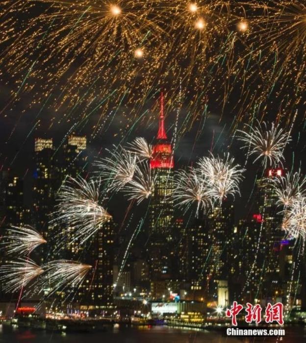 　　2018年，中國駐紐約總領(lǐng)事館前的哈德遜河上空燃放起焰火，慶祝中國狗年春節(jié)。