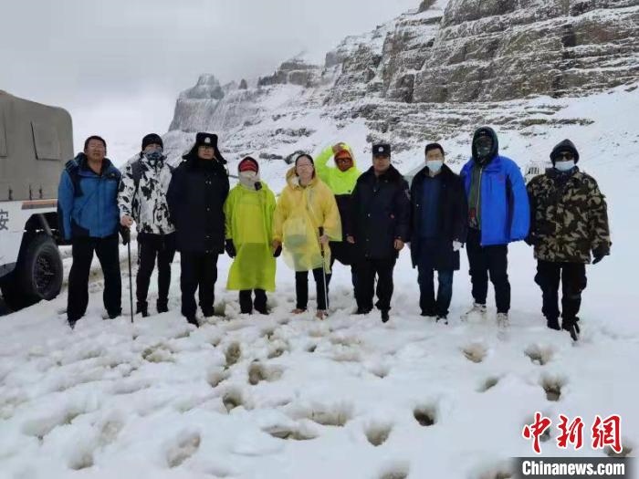 塔爾欽邊境派出所民警與被救游客合影?！“⒗镞吘彻芾碇ш?duì)供圖