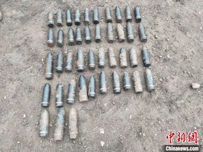 圖為發(fā)現(xiàn)的遺留炮彈?！√厝崭駱?攝