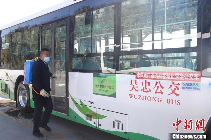工作人員正在對公交車進行消殺?！∮诰?攝