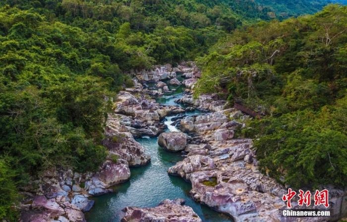 航拍海南呀諾達熱帶雨林景區(qū)，鳥瞰秀美山水、廣袤雨林。<a target='_blank' href='http://www.chinanews.com/'>中新社</a>記者 駱云飛 攝