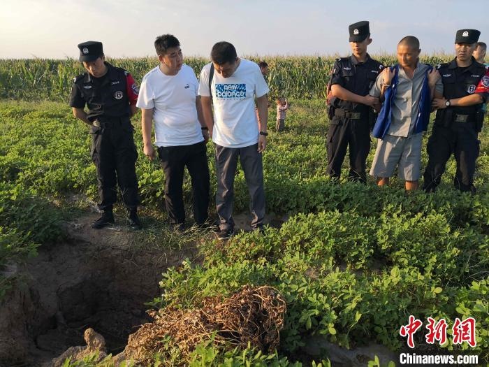 資料圖：犯罪嫌疑人辨認(rèn)作案現(xiàn)場(chǎng)。　嘉祥縣公安局供圖