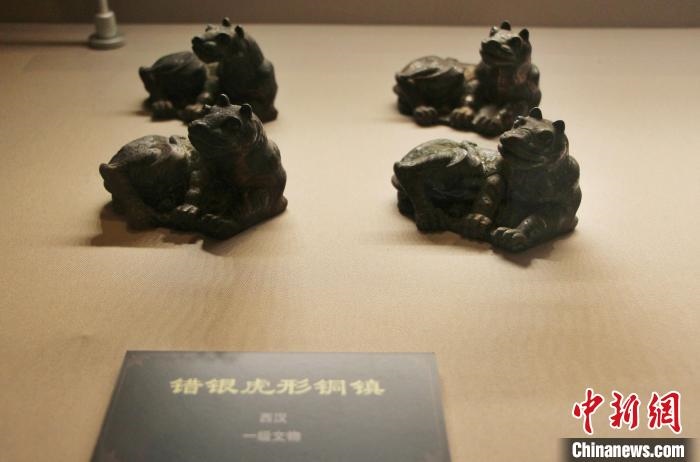 一級(jí)文物錯(cuò)銀虎形銅鎮(zhèn)?！≮w曉 攝