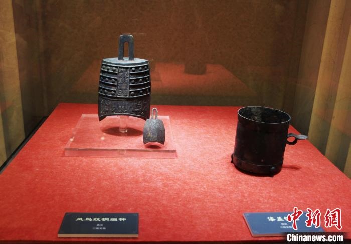 二級(jí)文物西漢鳳鳥紋銅編鐘、漆蓋銅卮?！≮w曉 攝