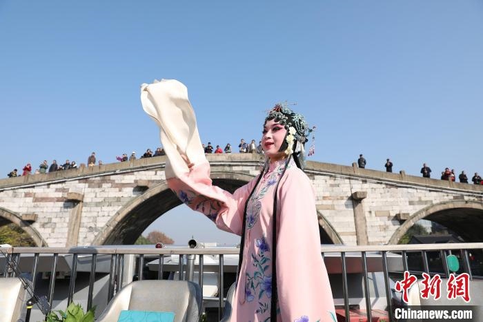 2019京杭對話的大運河京杭雅集活動中，浙江昆劇團國家一級演員楊崑在中國大運河(杭州段)上進(jìn)行表演?！⌒燔?攝 攝