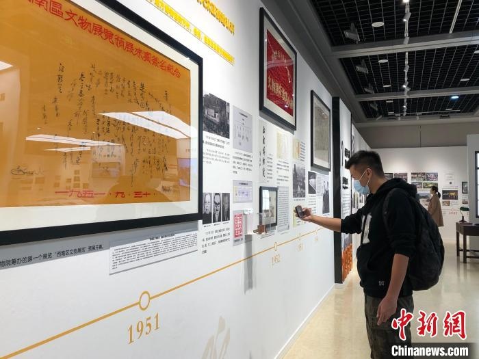 圖為市民參觀特展“我們：和博物館一起走過(guò)的日子”?！＄婌?攝