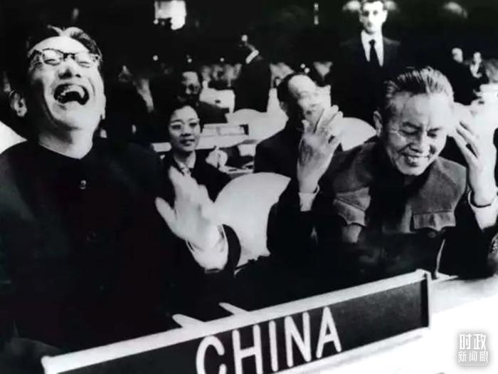 △1971年11月15日，以外交部副部長喬冠華(左一)為團長、黃華(右一)為副團長的中國代表團，首次出現(xiàn)在聯(lián)合國大會上。(資料圖)