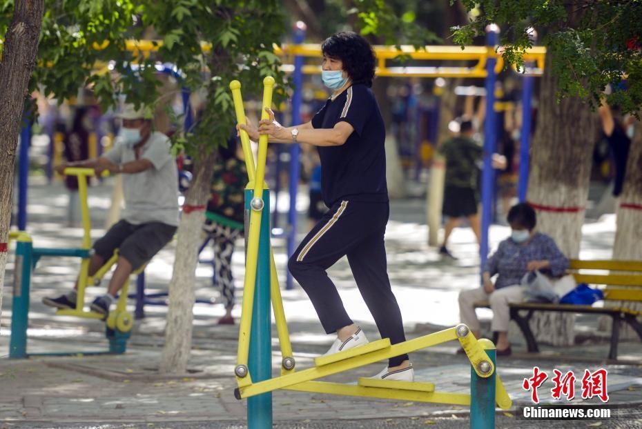 市民在體育公園利用公共健身器械鍛煉身體。 <a target='_blank' href='http://www.chinanews.com/'>中新社</a>記者 劉新 攝