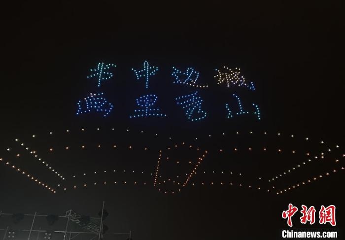圖為520臺無人機編隊上演光影秀。　黃維正 攝