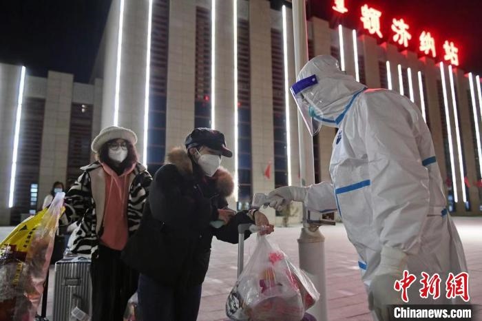 圖為滯留游客被有序轉(zhuǎn)運(yùn)至低風(fēng)險(xiǎn)地區(qū)?！⊥趵?攝