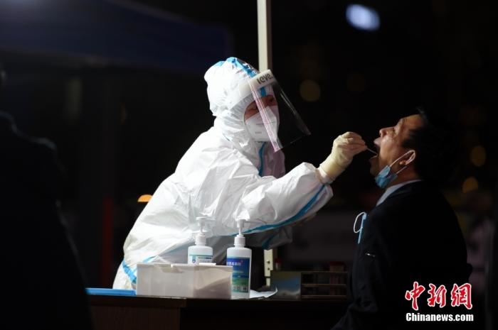 醫(yī)護人員為居民做核酸檢測。 <a target='_blank' href='http://www.chinanews.com/'>中新社</a>記者 何蓬磊 攝