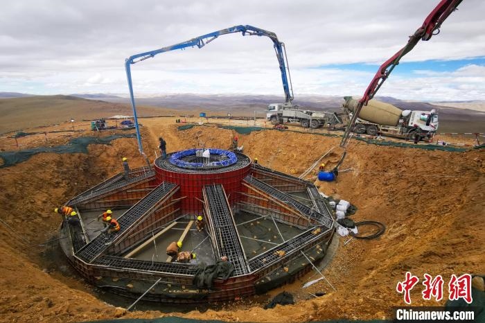 資料圖為該風(fēng)電場建設(shè)現(xiàn)場?！≈袊娊瘓F(tuán)成都勘測設(shè)計(jì)研究院有限公司 供圖