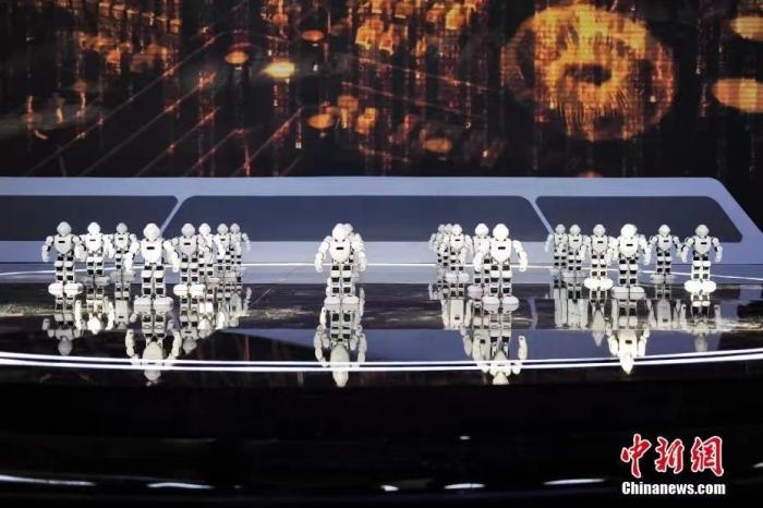 資料圖：2020年11月1日，科幻 科技創(chuàng)新主題論壇在北京舉行。圖為優(yōu)必選機器人科幻秀。<a target='_blank' href='/'>中新社</a>記者 田雨昊 攝