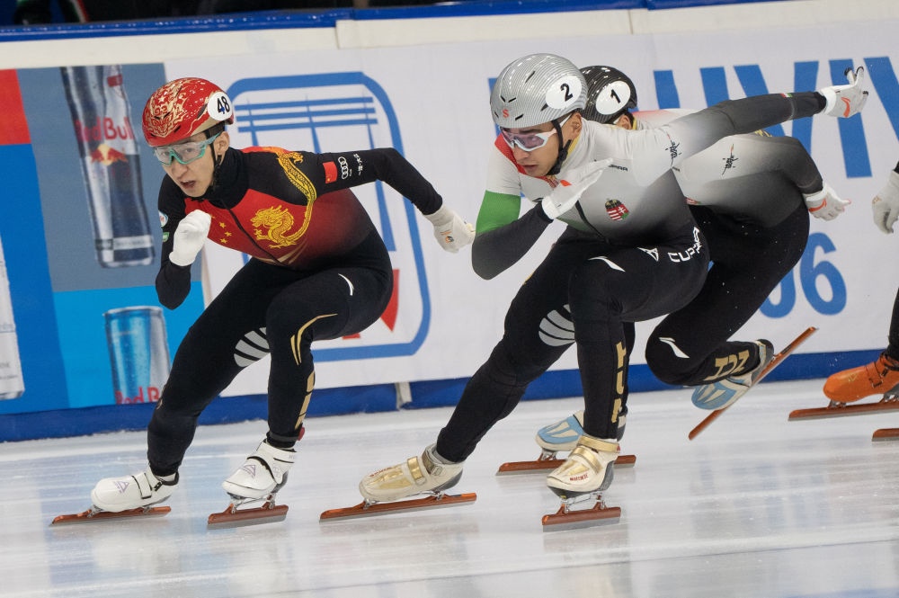 11月20日，中國選手武大靖(左)和匈牙利選手劉少林在比賽中。劉少林奪得冠軍，武大靖獲得第四名。新華社發(fā)(弗爾季·奧蒂洛 攝)
