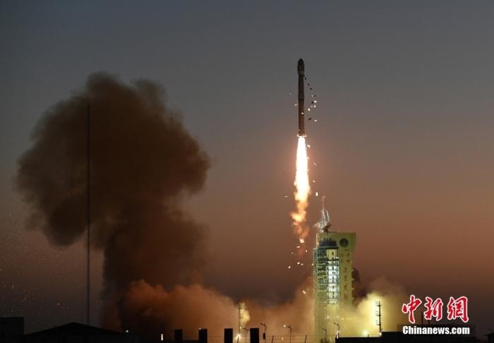 11月23日7時45分，中國在酒泉衛(wèi)星發(fā)射中心用長征四號丙運載火箭，成功將高分三號02星發(fā)射升空。<a target='_blank' href='/'>中新社</a>發(fā) 汪江波 攝 　