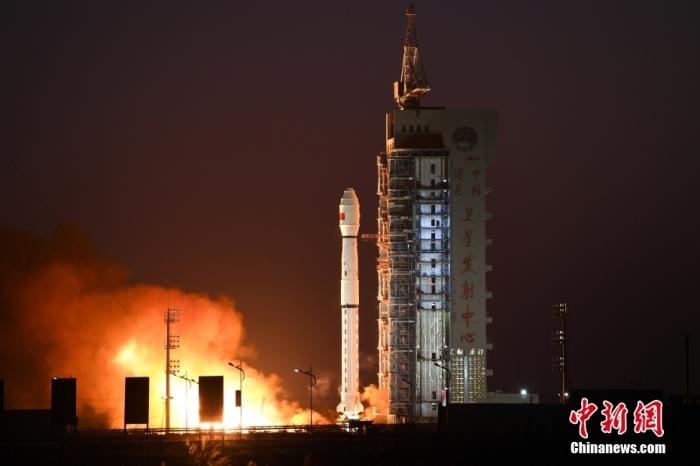 11月23日7時45分，中國在酒泉衛(wèi)星發(fā)射中心用長征四號丙運載火箭，成功將高分三號02星發(fā)射升空。 <a target='_blank' href='/'>中新社</a>發(fā) 汪江波 攝 　