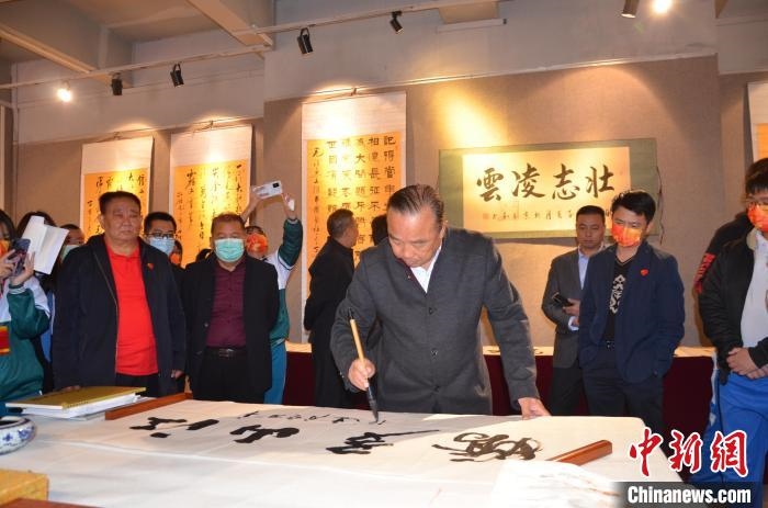圖為“鐵軍老戰(zhàn)士”、著名書法家、解放軍報原副總編輯連俊義少將現(xiàn)場揮毫?！☆佇玛?攝 攝