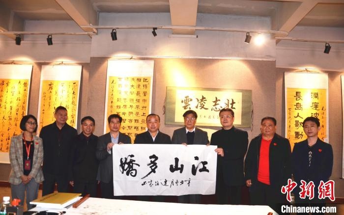 圖為百名將軍書畫展活動現(xiàn)場。　顏新陽 攝 攝