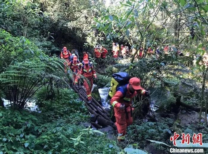 圖為搜救隊員在搜尋失聯(lián)人員。普洱市消防救援支隊供圖