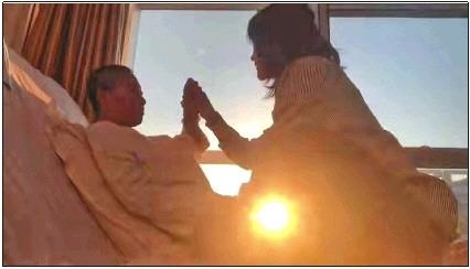 每天早上媽媽醒來后，母女倆都會迎著晨曦握手、擊掌?！∫曨l截圖