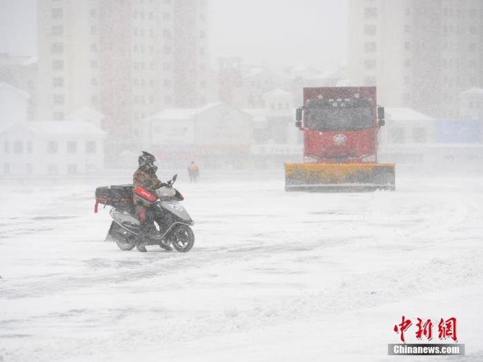 資料圖：市民冒雪出行。 <a target='_blank' href='/'>中新社</a>記者 張瑤 攝