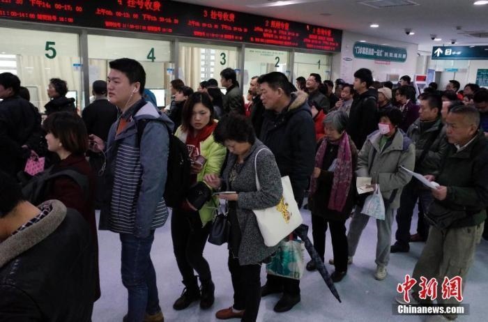 資料圖：民眾在某醫(yī)院門診樓內排隊掛號。 <a target='_blank' href='/'>中新社</a>記者 殷立勤 攝