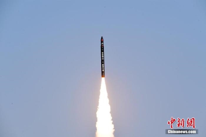 北京時(shí)間2021年12月7日12時(shí)12分，谷神星一號遙二運(yùn)載火箭在中國酒泉衛(wèi)星發(fā)射中心成功發(fā)射升空，將搭載的天津大學(xué)一號、麗澤一號、寶醞號、金紫荊五號、金紫荊一號03星等5顆小衛(wèi)星順利送入預(yù)定軌道，發(fā)射任務(wù)獲得圓滿成功。汪江波 攝
