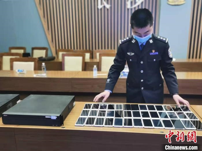 民警展示作案工具?！￠L(zhǎng)沙市公安局供圖