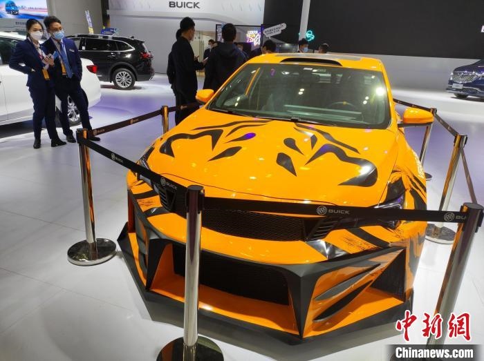 長沙國際車展上展出的汽車?！√菩∏?攝