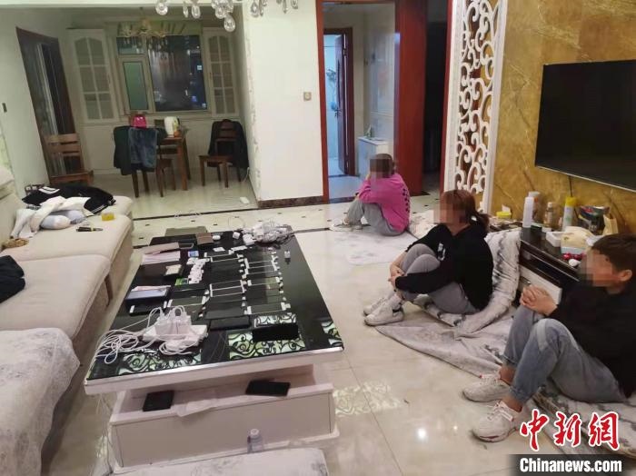 資料圖為果洛藏族自治州公安民警抓獲的犯罪嫌疑人?！‖斍呖h公安局供圖