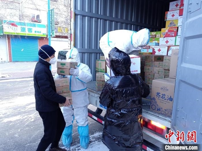 圖為滿洲里物資保障巡回補給車隊配貨現(xiàn)場。　秦甜偉 攝