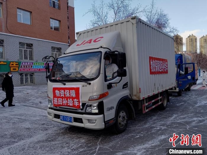 圖為滿洲里物資保障巡回補給車隊配貨現(xiàn)場?！∏靥饌?攝