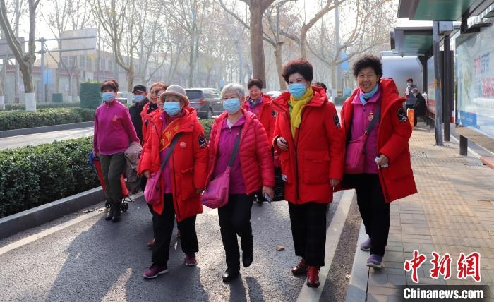 “防詐奶奶團”在街上形成一道靚麗的風景線 李明芮 攝