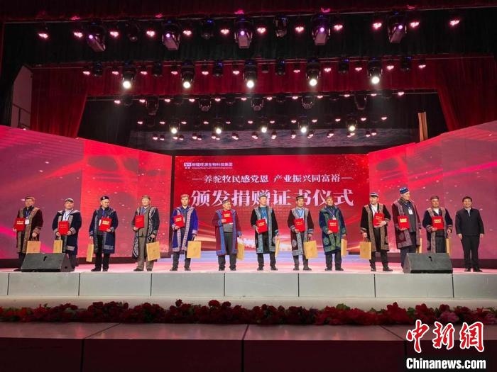 阿勒泰地區(qū)牧民靠企業(yè)的幫扶走上了致富道路?！」o琨 攝
