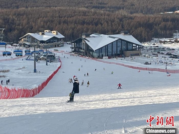 在吉林白山體驗滑雪的游客眾多?！⊙潡?攝