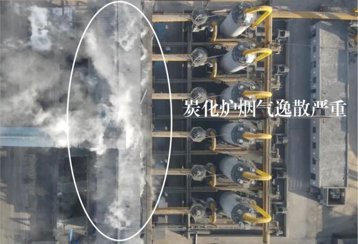  2021年12月11日，督察組使用無人機拍攝，榆林市榆陽區(qū)瑞森煤化工公司炭化爐煙氣逸散嚴重