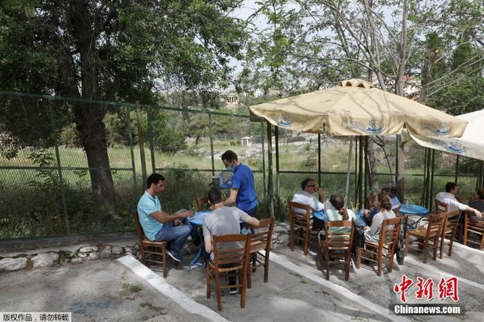資料圖：希臘雅典，人們在一家露天咖啡享用飲品。