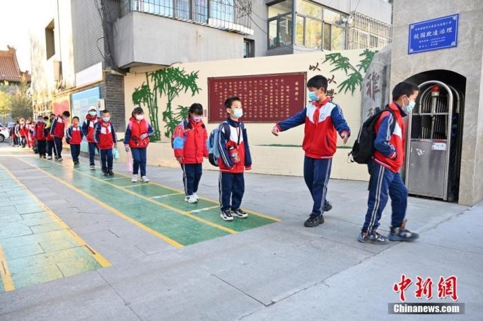 10月，呼和浩特市一所小學(xué)內(nèi)，學(xué)生間隔入校。 <a target='_blank' href='/'>中新社</a>記者 劉文華 攝
