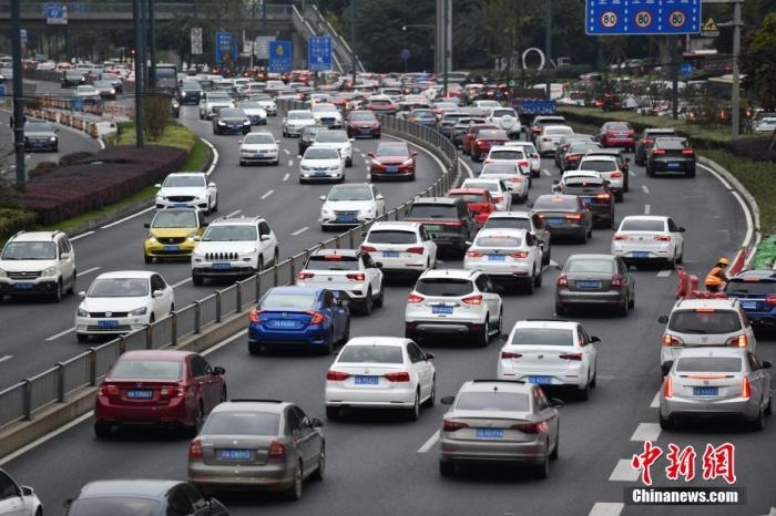 成都市劍南大道的早高峰，車(chē)輛排隊(duì)入城。張浪 攝